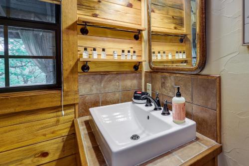 Galería fotográfica de Beaver Lake Vacation Rental with Private Hot Tub! en Eureka Springs