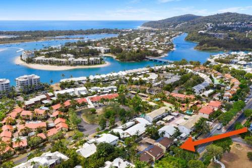 een luchtzicht op een resort met een rode pijl naar een stad bij Vibes At Five Noosa in Noosaville