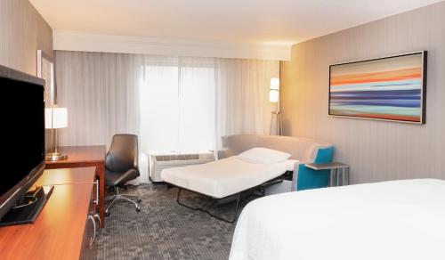 Courtyard by Marriott Bloomington tesisinde bir televizyon ve/veya eğlence merkezi