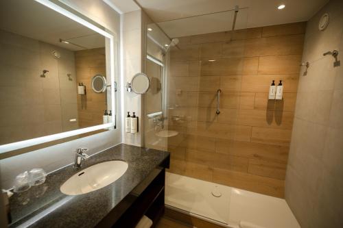 Crowne Plaza Maastricht, an IHG Hotel tesisinde bir banyo