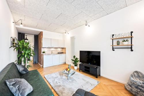 ein Wohnzimmer mit einem Sofa und einem Tisch in der Unterkunft Lit Living - Luxus Loft - Box Spring - Air Con - BBQ - Panorama in Mannheim