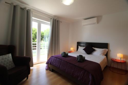 Cabanas Garden - Stunning 2 bedroom apartment - Communal Pool - 2 minuts walking to the river 객실 침대