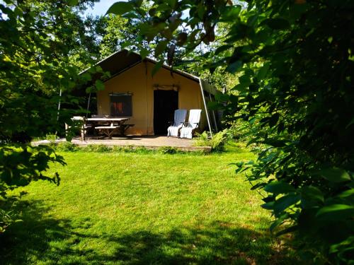 Сад в Uylkenshof safaritenten en natuurhuisjes