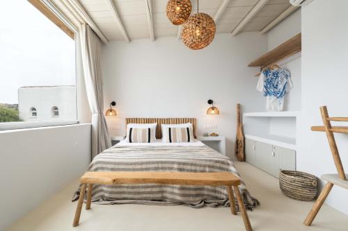 Rúm í herbergi á Cavos Paros Boho Chic sea-view apartment in Aliki