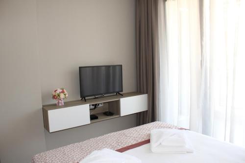 Inter Holiday Apartments tesisinde bir televizyon ve/veya eğlence merkezi