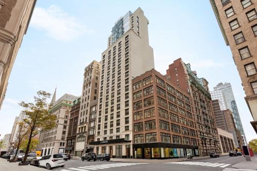 een hoog gebouw met een klok erop bij Le Méridien New York, Fifth Avenue in New York