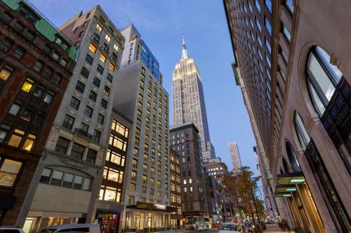 uitzicht op een stad met hoge gebouwen bij Le Méridien New York, Fifth Avenue in New York