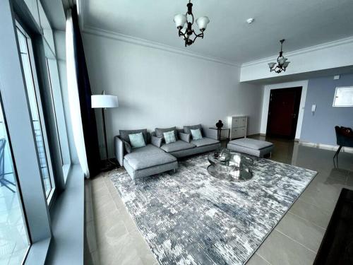 A seating area at Luxury full sea view flat