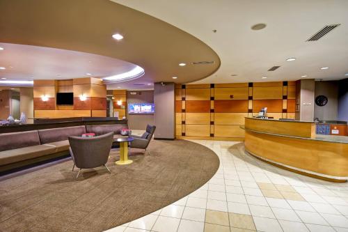 una hall con bar e sala d'attesa di SpringHill Suites Louisville Airport a Louisville