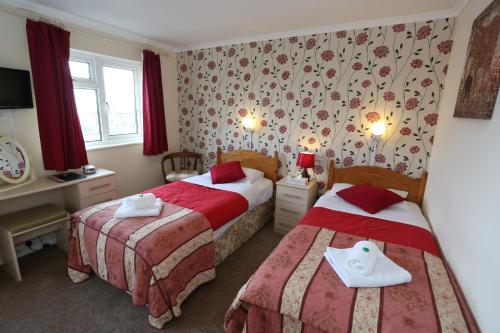 Кровать или кровати в номере Dorset Hotel, Isle of Wight