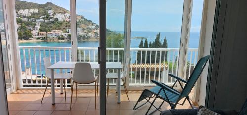 a room with a table and chairs on a balcony at Apartamento Canyelles playa in Roses