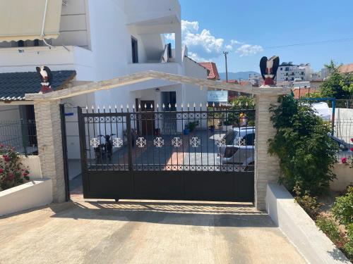 une porte noire devant une maison dans l'établissement Vila Avni Likometi, à Ksamil