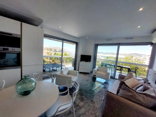 Superbe appartement climatisé proche plages, grande terrasse et parking privé TV 또는 엔터테인먼트 센터