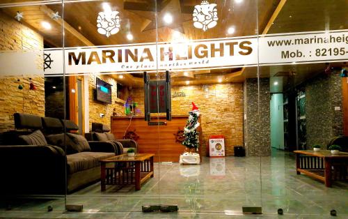 马拉里Hotel Marina Heights的大堂里一间有圣诞树的商店