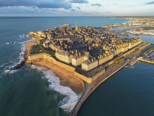 una vista aérea de una isla en el océano en Alba hotel, en Saint-Malo