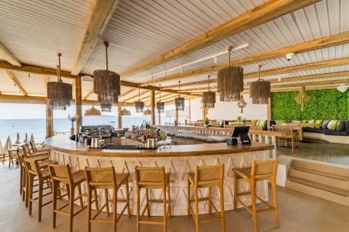 um bar num restaurante com cadeiras e mesas em Skiathos Thalassa Cape Hotel, Philian Hotels and Resorts em Megali Ammos