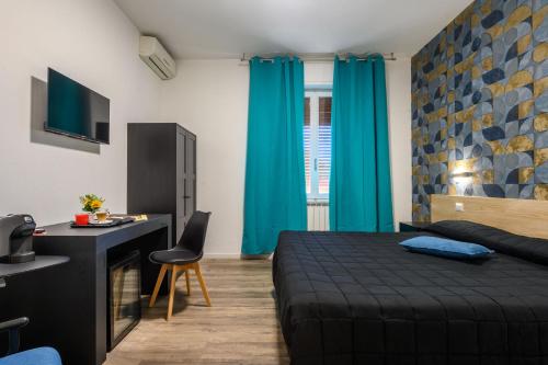 1 dormitorio con 1 cama y escritorio con silla en Hotel Anna Siena Nord, en Siena