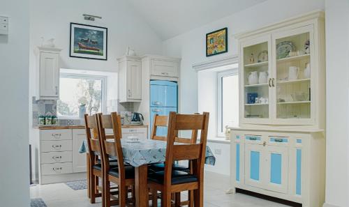 A kitchen or kitchenette at Stunning Westport Cottage - Sleeps 6