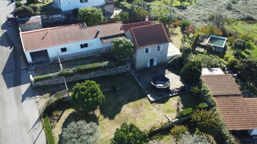 z góry widok na dom z ogródkiem w obiekcie Casa do Viso w mieście Oliveira do Hospital