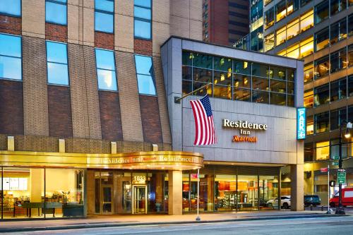 Un edificio con una bandiera americana davanti di Residence Inn by Marriott New York Manhattan/Times Square a New York