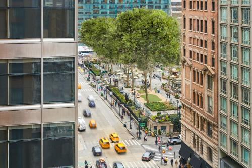 una vista panoramica su una strada trafficata della città con auto di Residence Inn by Marriott New York Manhattan/Times Square a New York