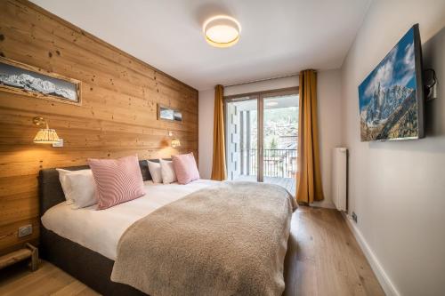 A bed or beds in a room at Kabano Chamonix - BY EMERALD STAY