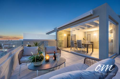 En balkong eller terrass på Oasis Mar Praia - Penthouse with private seaview Jacuzzi