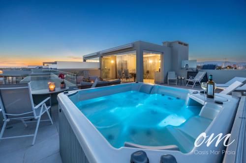 Poolen vid eller i närheten av Oasis Mar Praia - Penthouse with private seaview Jacuzzi