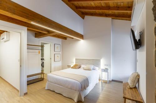 Tempat tidur dalam kamar di Alojamiento Turístico Caxide Parada de Sil Ribeira Sacra