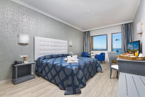 une chambre d'hôtel avec un lit et une salle à manger dans l'établissement Hotel IPV Palace & Spa - Adults Recommended, à Fuengirola