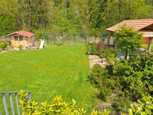 uma vista aérea de um pátio com uma cerca em Apartmány U Zámečku em Hlohovec