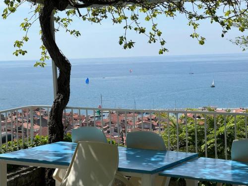 una mesa y sillas con vistas al océano en VISTA del MAR, en Piran