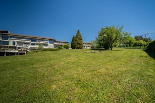 ein großes Grasfeld vor einem Gebäude in der Unterkunft Centre Jean XXIII in Annecy