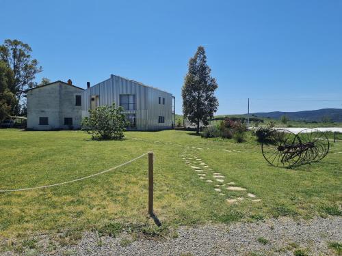 un edificio con una red delante de un patio en Anonima Agricola, en Orbetello