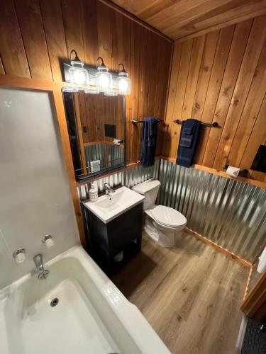 La salle de bains est pourvue d'une baignoire, de toilettes et d'un lavabo. dans l'établissement Three Bears Lodge, à Red River