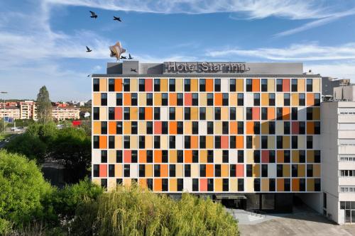 un edificio con un cartel en la parte superior en Star Inn Porto, en Oporto