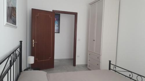 - une chambre avec un lit, un placard et une porte dans l'établissement Casa sole e luna, à Porto Cesareo