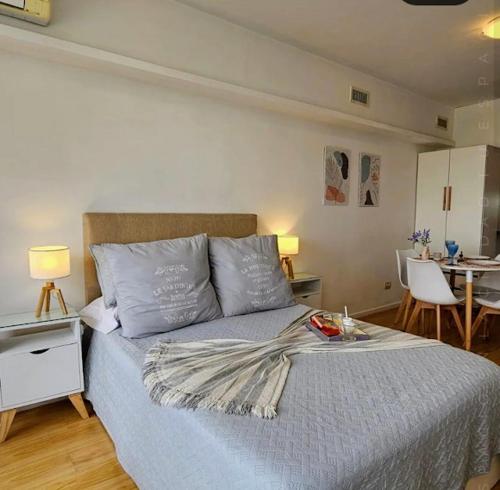 Un dormitorio con una cama y una bandeja. en Amazing Studio in San Telmo with River view, en Buenos Aires