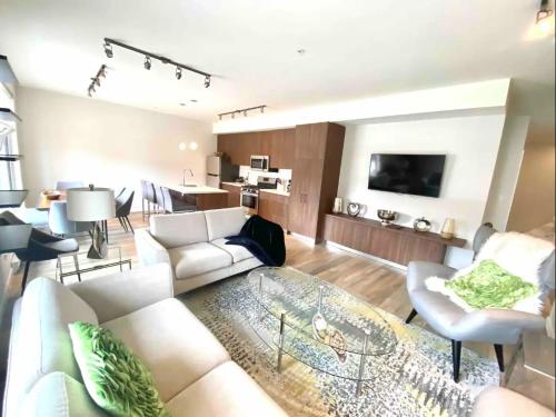 TV i/ili zabavni centar u objektu Brand New 3-Bedroom Condo in the Heart of Sidney