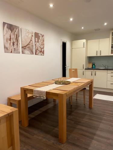 cocina con mesa de madera en una habitación en Ferienwohnung im BOHO Stil nähe Salzburg, en Freilassing