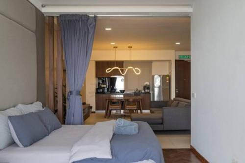 Ένα ή περισσότερα κρεβάτια σε δωμάτιο στο Deluxe Seaview Suite King Bed by The Only Bnb