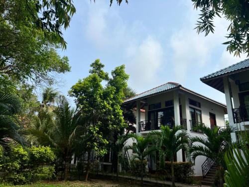 een huis met bomen ervoor bij Gatetrees resort in Jaffna