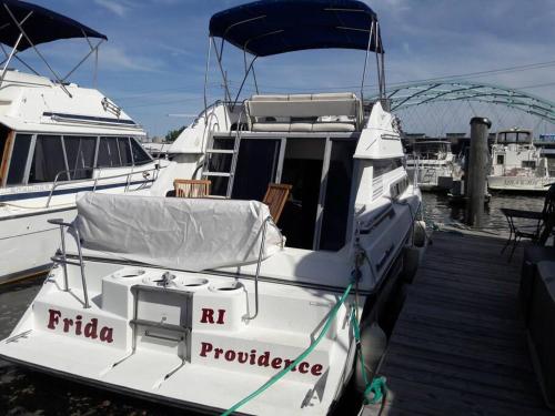 un bateau blanc est amarré à un quai dans l'établissement Yacht Stay Providence Marina, à Providence