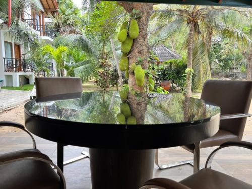 een tafel met wat fruit erop bij Gatetrees resort in Jaffna