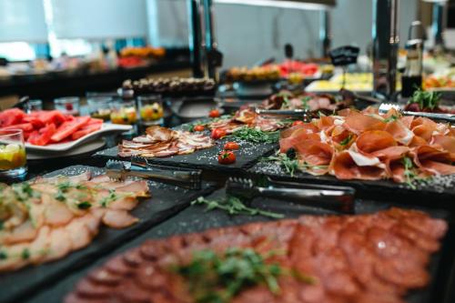 un buffet avec de nombreux types de nourriture différents dans l'établissement Katamare Hotel, à Budva