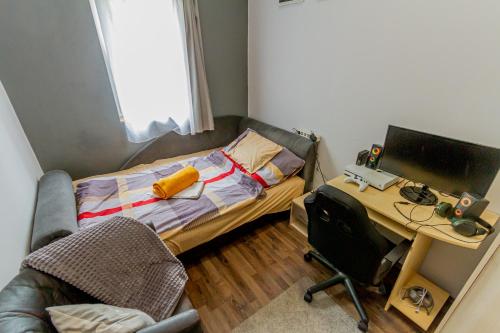 Camera piccola con letto e scrivania con computer. di Pannónia Szentendre a Szentendre