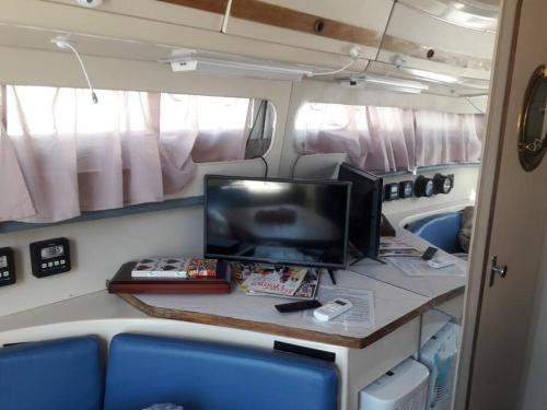 Televisyen dan/atau pusat hiburan di Waterfront 32' Bayliner Yacht