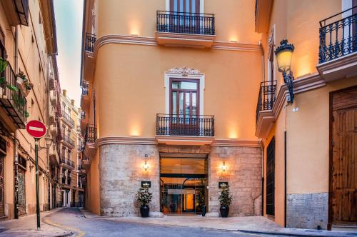 Une allée dans une ville avec un bâtiment dans l'établissement The Valentia Corretgería, à Valence