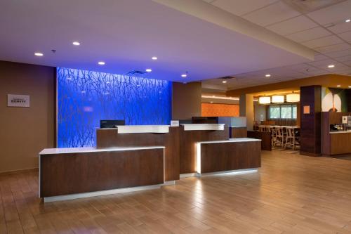 エドモントンにあるFairfield Inn & Suites by Marriott Edmonton Northの青い大きな壁のロビー