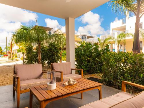 patio z 2 krzesłami i stołem w obiekcie Resort Bonaire w mieście Kralendijk